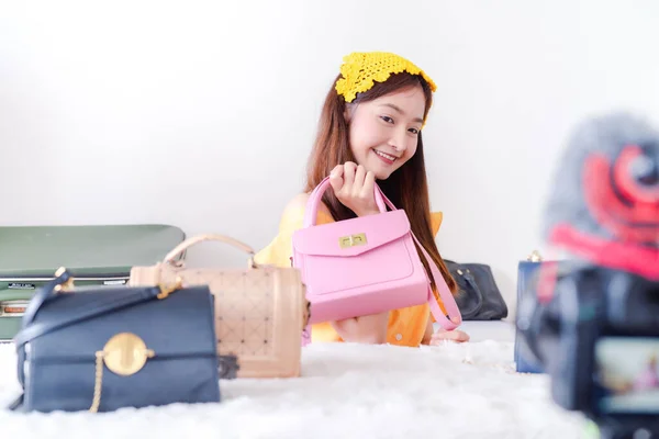 Belle Jeune Femme Asiatique Vlogger Blog Présentation Sac Mode Vidéo — Photo