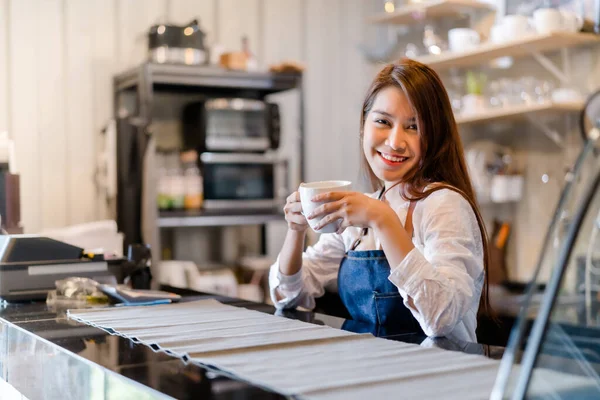 Mulher Asiática Profissional Barista Preparando Café Balcão Frente Servindo Xícara — Fotografia de Stock