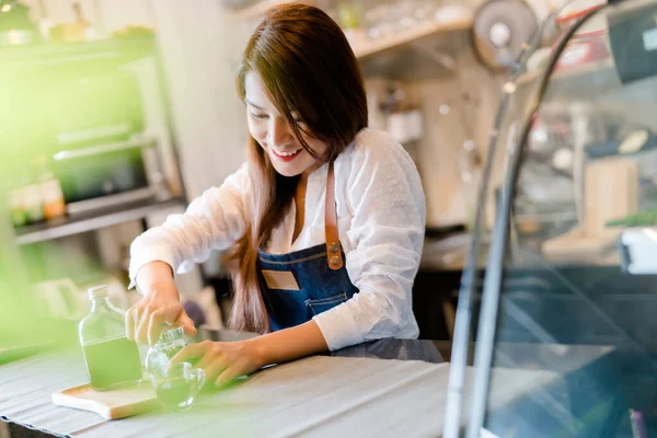 Mulher Asiática Profissional Barista Preparando Café Balcão Frente Servindo Xícara — Fotografia de Stock