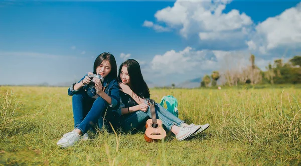 Asyalı Genç Kızların Arkadaşlığı Dışarıda Kamerayla Dinleniyor Ukulele Çalıyor — Stok fotoğraf