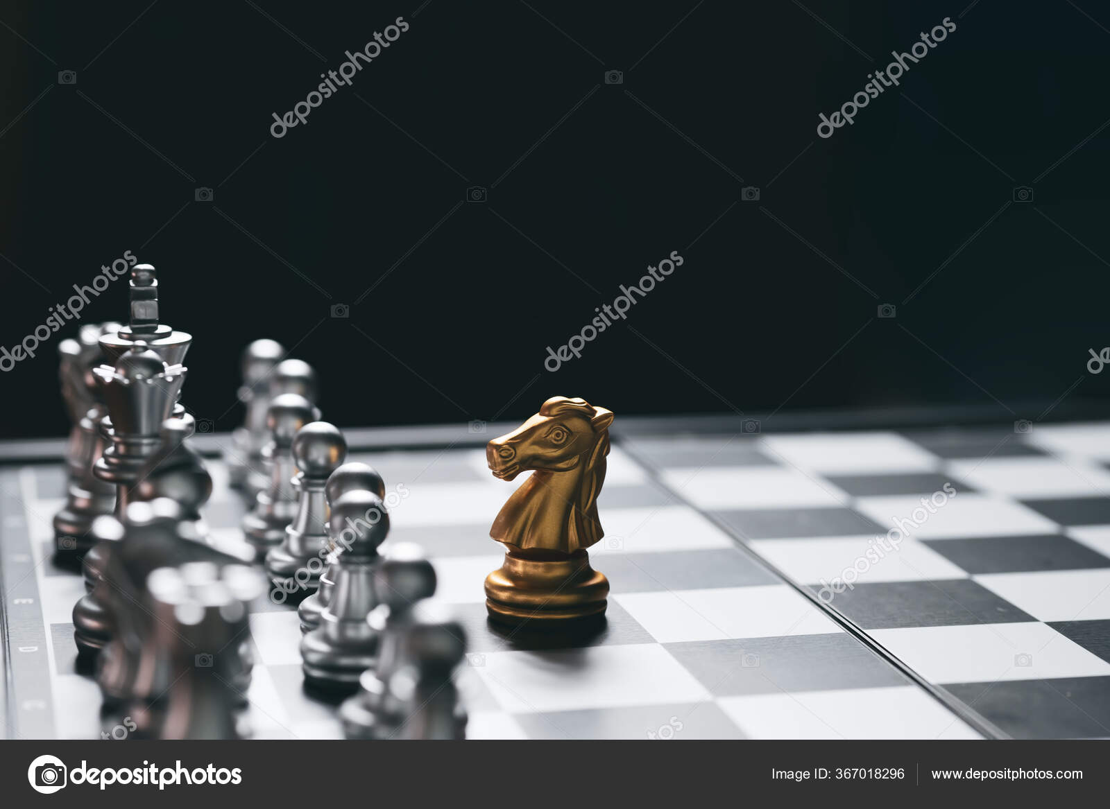Posição do rei do ouro do jogo de xadrez e fundo de prata, conceito da  estratégia empresarial.