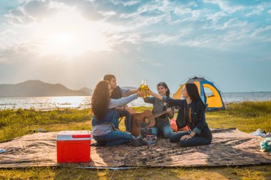 Çeşit çeşit kadınlar parti şişeleri kamp yapmaktan, yürüyüş yapmaktan, tatilde seyahat etmekten keyif alır..