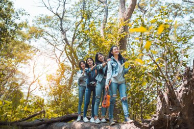 Bir grup Asyalı kadın kampa gitmek için tatilde seyahatin tadını çıkarıyor..