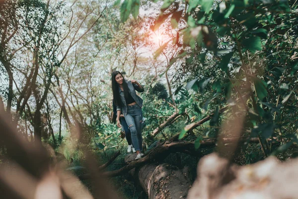 Groep Jonge Aziatische Vrouwen Genieten Van Reizen Trekking Vakantie Tijd — Stockfoto