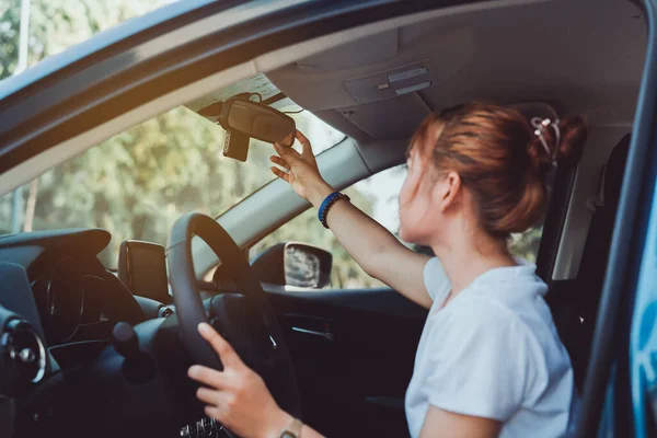 Seguridad Conducción Mujer Ajustar Espejo Retrovisor Del Coche Interior Antes — Foto de Stock