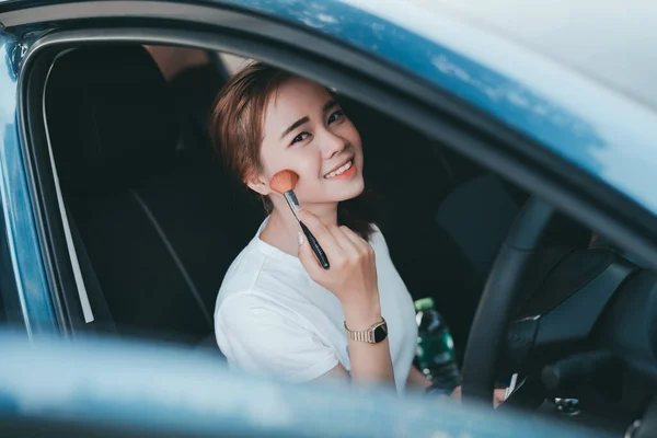 Hermosas Mujeres Asiáticas Aplicando Maquillaje Coche Interior Antes Trabajar Sonriendo — Foto de Stock