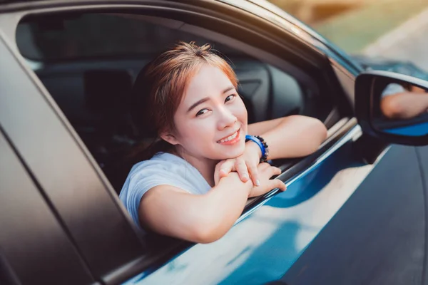 Mujer Asiática Sonriendo Con Hatchback Viaje Coche Conduciendo Viaje Por — Foto de Stock