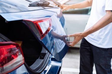 Bagaj kutusu, paket taşıma teknolojisi, araç ve otomotiv seyahatleri yaz tatili konsepti için açık bir hatchback arabası.