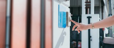 Kadının elleri köydeki arkadaşının zili çalsın ya da paket ürün konseptine teslimat emri göndersin..