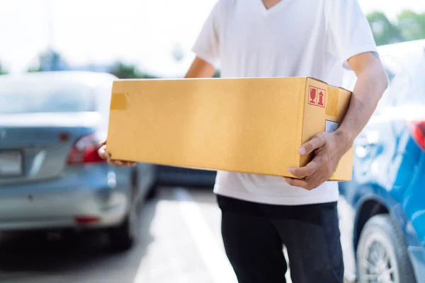 Hombre Entrega Que Lleva Caja Cartón Para Enviar Entrega Cliente —  Fotos de Stock