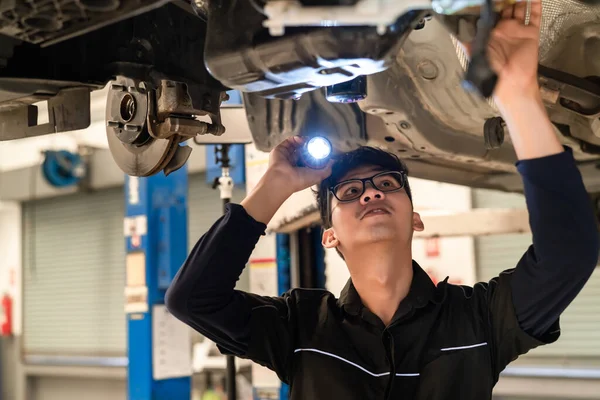 Hombre Asiático Mecánico Examinando Mantenimiento Servicio Suspensión Vehículo Con Linterna — Foto de Stock