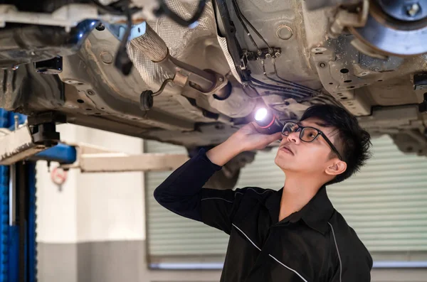 Hombre Asiático Mecánico Examinando Mantenimiento Servicio Suspensión Vehículo Con Linterna — Foto de Stock