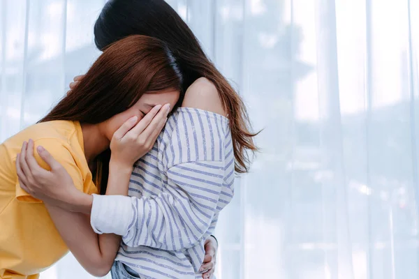 Aynı Cinsiyetten Asyalı Lezbiyen Sevgili Kız Arkadaşını Teselli Ediyor Sabahları — Stok fotoğraf