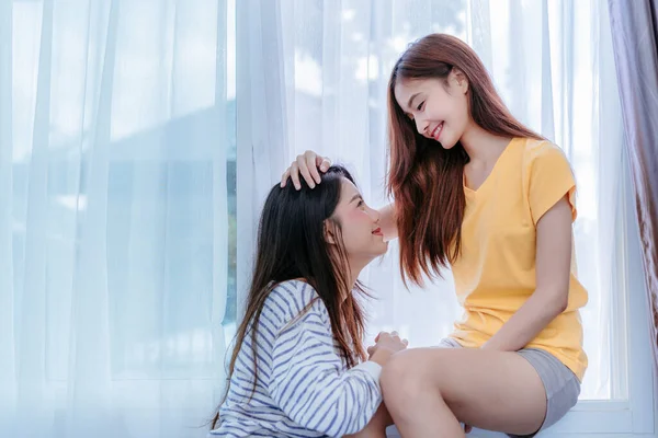Aynı Cinsiyetten Asyalı Lezbiyen Çift Sabah Mutluluğu Yatak Odasında Lgbt — Stok fotoğraf