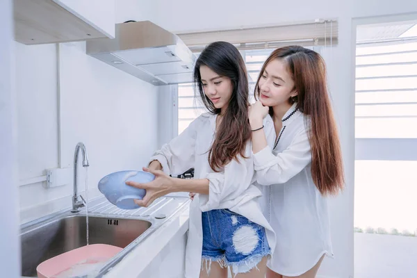 Ugyanaz Szex Pár Ázsiai Nők Csinál Házimunka Vagy Házimunka Segít — Stock Fotó