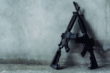 Gri arka planda çifte saldırı tüfeği, terörist, soyguncu konsepti.