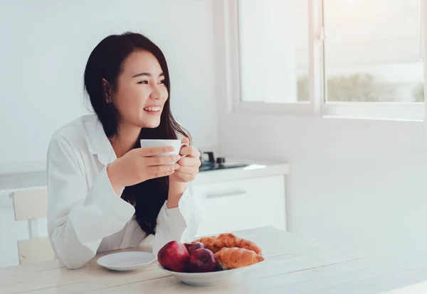 Ázsiai Kávézás Reggel Étkezési Kenyér Alma Gyümölcs Egészséges Étel Reggeli — Stock Fotó