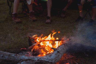 Arkadaşlar yaz kamplarında kamp ateşinde beraber seyahat ederler. Sırt çantası ve çadır pikniğinde bira içerler. Açık havada su içerler..