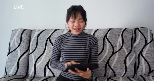 Evde Çalışan Asyalı Kadınların Wfh Canlı Yayında Seyirci Koronavirüsü Covid — Stok video