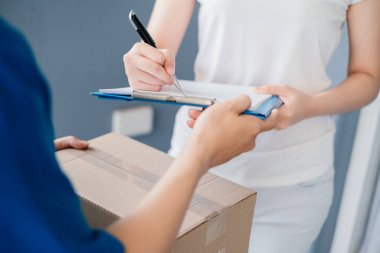 Kapıdan kapıya teslimat ekspresi, müşteri alıcısına maske takan bir paket gönderin. Virüs yayılırken kargo önleme enfeksiyonu karantinasını kontrol edin. Coronavirus..