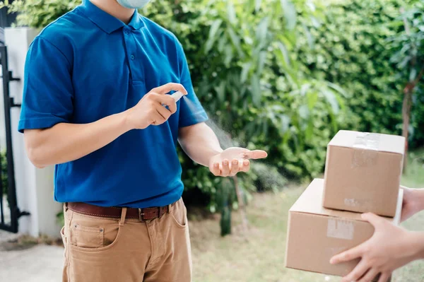 Hombre Asiático Entrega Que Usa Máscara Envía Paquete Que Aplica — Foto de Stock