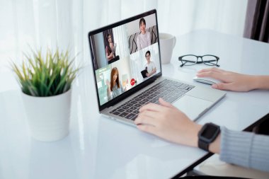 Asyalı grup görüntülü konferans kullanıcı arayüzü dizüstü bilgisayarı çevrimiçi olarak evdeki sosyal mesafelerden çalışıyor internet görüntülü konuşma teknolojisi karantina kişisel izolasyonu ile iş görüşmesi yapıyor.