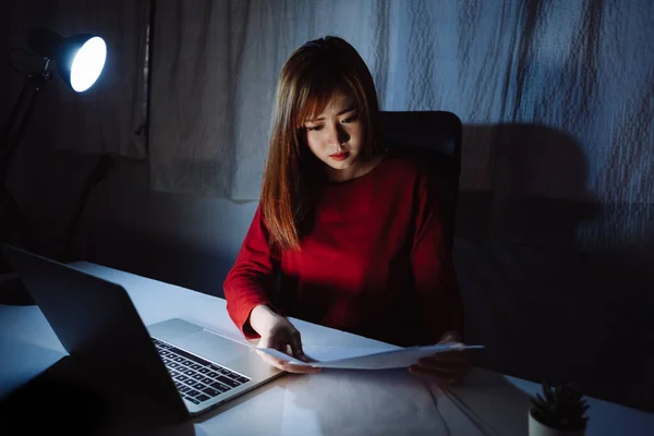 Mujer Asiática Que Trabaja Hasta Tarde Noche Documento Lectura Con — Foto de Stock