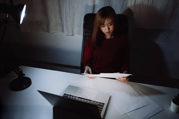 Mulher Asiática Trabalhando Até Tarde Noite Ler Documento Com Computador — Fotografia de Stock