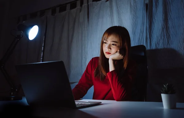 Mujer Asiática Que Trabaja Hasta Tarde Noche Con Computadora Portátil — Foto de Stock