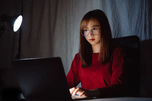 Mujer Asiática Que Trabaja Hasta Tarde Noche Con Ordenador Portátil — Foto de Stock