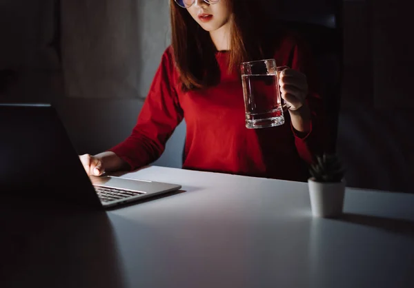 Mujer Coreana Que Trabaja Hasta Tarde Con Computadora Portátil Agua — Foto de Stock