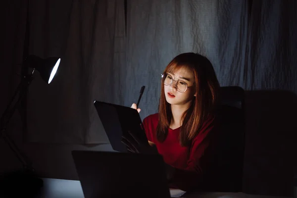 Młoda Koreańska Kobieta Pracuje Późna Tabletem Laptop Komputer Domowy Biuro — Zdjęcie stockowe