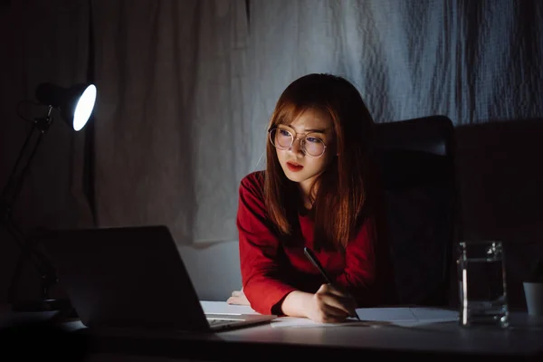 Dłonie Kobiety Pracującej Późna Nocy Wpisując Klawiaturze Laptop Domu Biuro — Zdjęcie stockowe