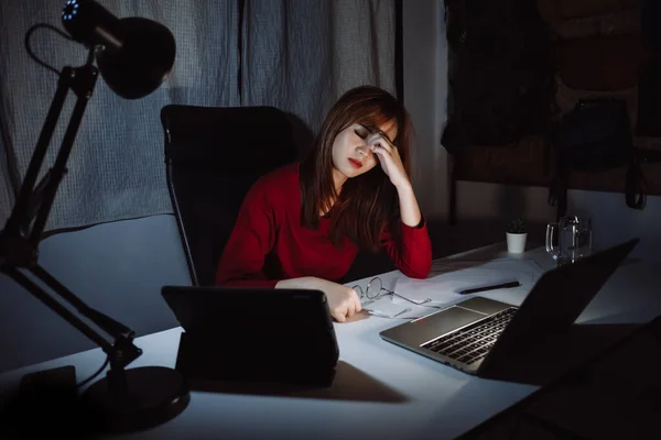 Mujer Asiática Que Trabaja Hasta Tarde Noche Con Computadora Portátil — Foto de Stock