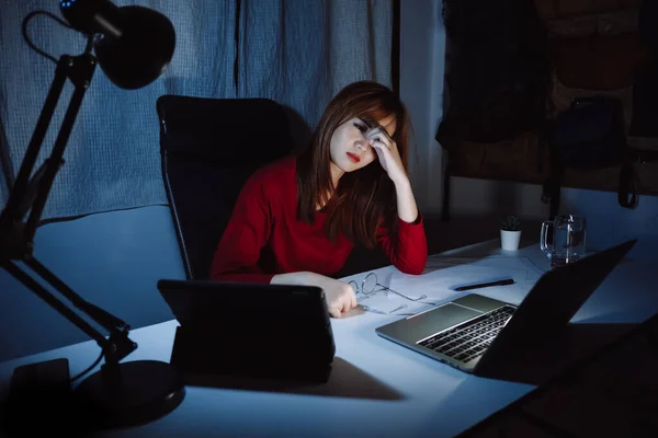 Mujer Asiática Que Trabaja Hasta Tarde Noche Con Computadora Portátil — Foto de Stock