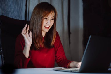 Asyalı kadın video konferansı kullanıcı arayüzü gece laptop bilgisayarı çevrimiçi ev sosyal mesafesi ile çalışıyor internet görüntülü arama teknolojisi karantina kişisel izolasyonu tartışması.