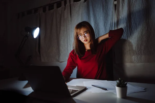 Mujer Asiática Que Trabaja Hasta Tarde Noche Con Ordenador Portátil — Foto de Stock