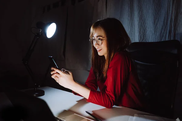 Azjatka Pracuje Późna Nocy Rozmawiać Smartfonem Laptop Biuro Domowe Szczęśliwy — Zdjęcie stockowe
