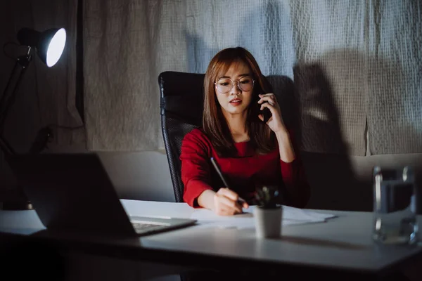 Mujer Asiática Que Trabaja Hasta Tarde Por Noche Hablando Con — Foto de Stock