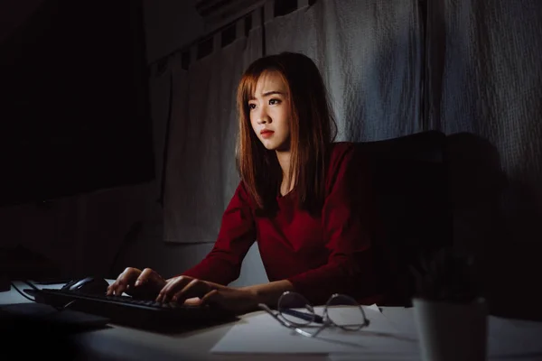 Azjatka Pracuje Późna Nocy Laptopem Komputer Domowe Biuro Szuka Ekranu — Zdjęcie stockowe