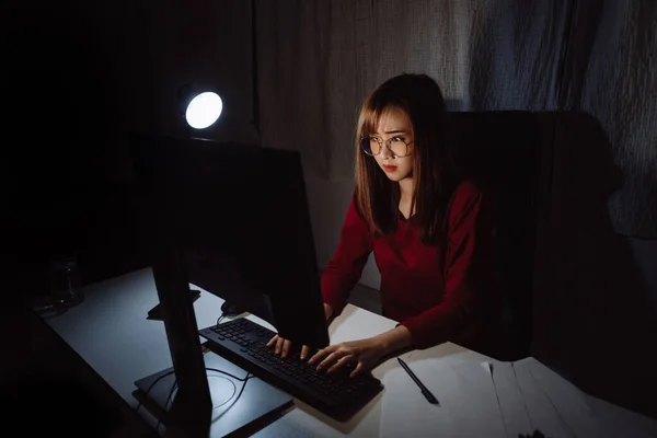 Mujer Asiática Que Trabaja Hasta Tarde Noche Con Computadora Portátil — Foto de Stock