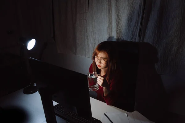 Mujer Coreana Que Trabaja Hasta Tarde Con Computadora Portátil Agua — Foto de Stock