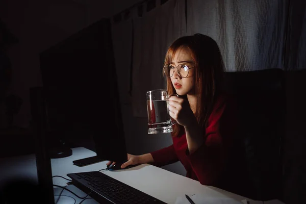 Mujer Coreana Que Trabaja Hasta Tarde Con Computadora Portátil Agua — Foto de Stock