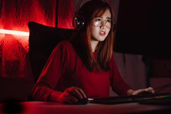 Pro Player Gamer Young Asian Woman Playing Online Video Game — Stock Photo, Image