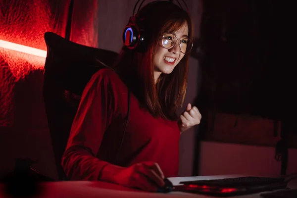 Pro Jogador Gamer Ganhar Jogos Jovem Asiático Mulher Jogar Online — Fotografia de Stock