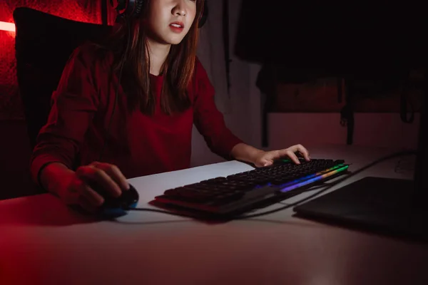 Pro Player Gamer Junge Asiatische Frau Spielt Online Videospiel Shooting — Stockfoto