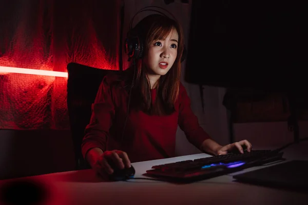Профессиональный Игрок Геймер Молодая Азиатская Женщина Играющая Онлайн Видео Игры — стоковое фото