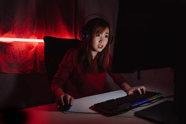 Pro Gracz Gracz Młoda Azjatycka Kobieta Gra Online Gry Wideo — Zdjęcie stockowe