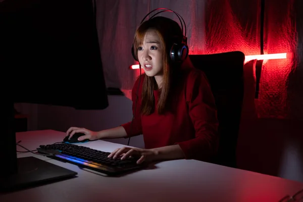 Jugador Profesional Gamer Joven Mujer Asiática Jugando Online Video Juego — Foto de Stock