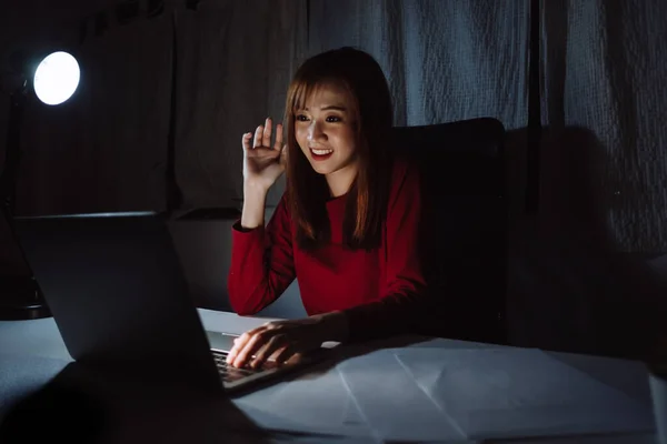 Mujer Asiática Video Conferencia Interfaz Usuario Noche Ordenador Portátil Línea — Foto de Stock